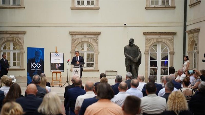 ​Plenković u Klovićevim dvorima: Izložba će otvoriti horizonte i u manje poznate dijelove Tuđmanova života